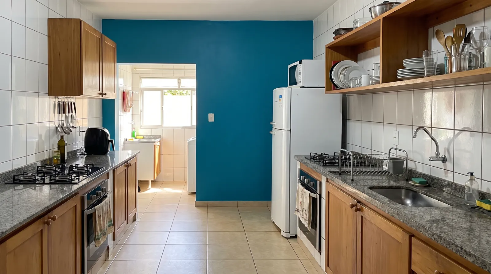 Cozinha com parede azul e armários de madeira