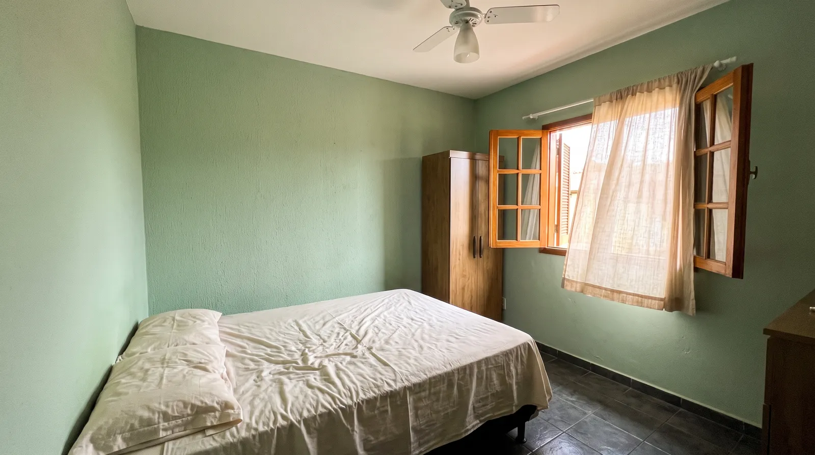 Quarto com paredes verde-sálvia